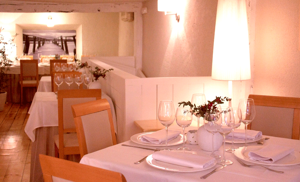 El restaurante luce un interiorismo sencillo y luminoso, en tonos blancos