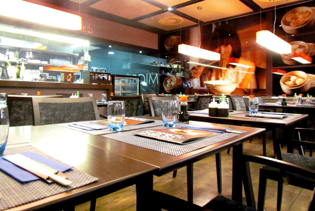 El restaurante de Alicante luce un diseño cosmopolita con un toque oriental