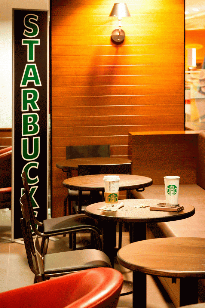 La idea es abrir más Starbucks en centros de El Corte Inglés