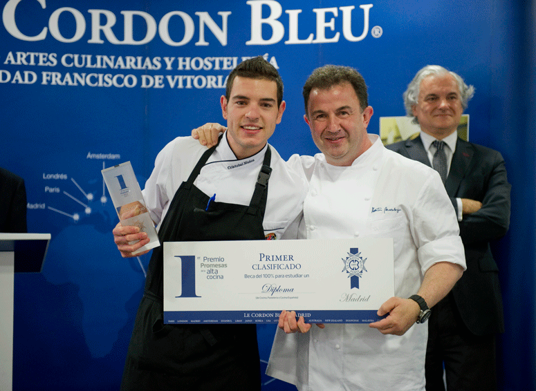 El ganador, Cristóbal Muñoz, recoge el premio de manos de Martín Berasategui. Fotos de Guillermo García Baltasar