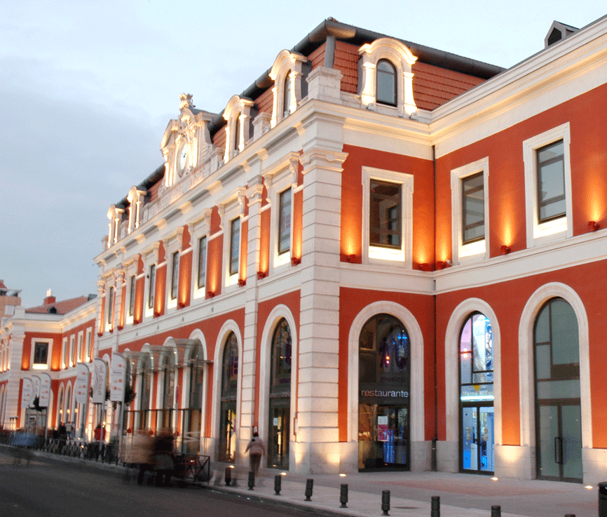 La elegante fachada del edificio que alberga Colonial Norte