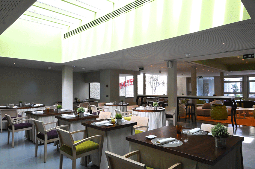 La sala del restaurante mantiene el lucernario acristalado del techo característico de El Chaflán