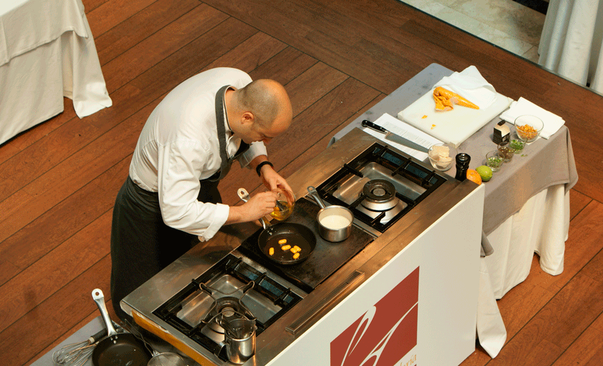 Ángel Palacios cocinando durante la master class