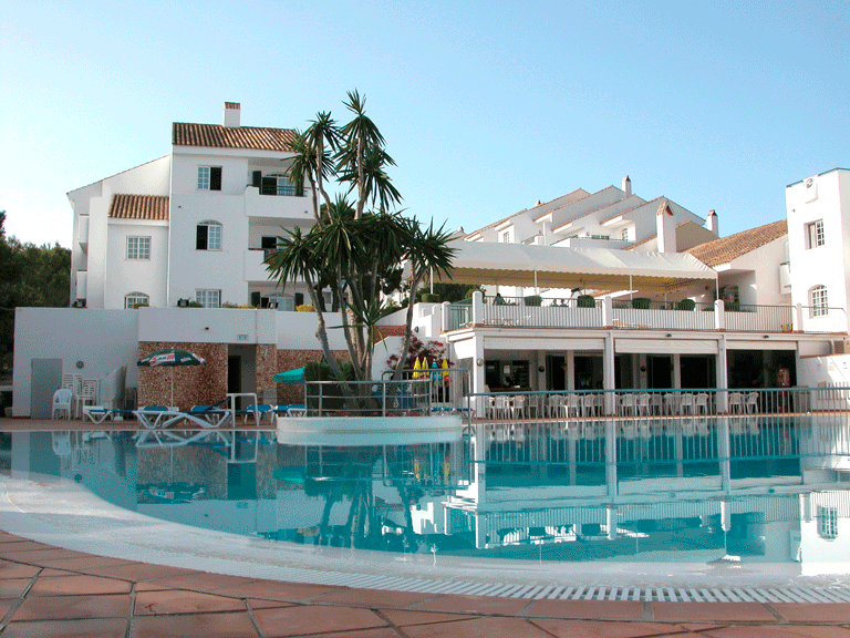 La piscina del hotel, situado en Cala Galdana