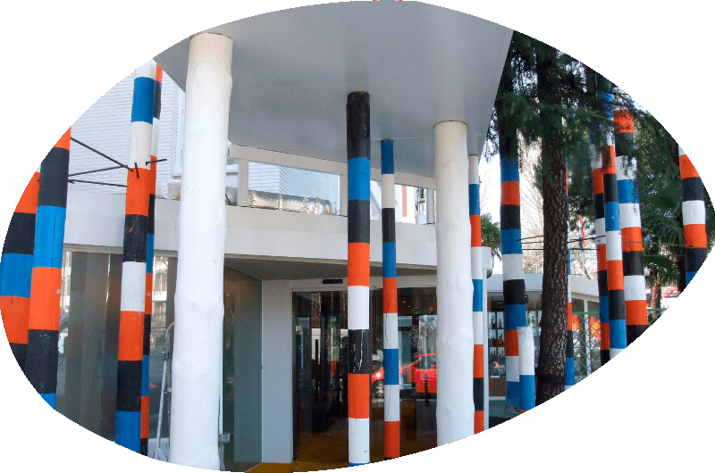 Los originales cilindros de la entrada de La Posada