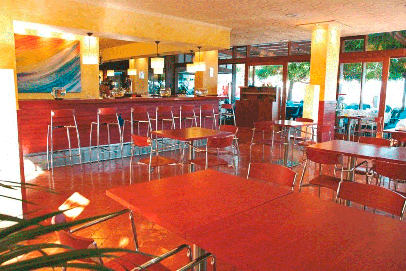 Así ha quedado el bar del hotel Mar Menuda tras la reforma