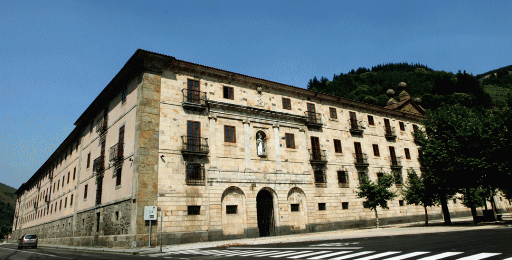 El monasterio de San Juan Bautista,  Monumento Histórico Artístico Naciona, es un enorme edificio neoclásico con robustos muros de piedra 