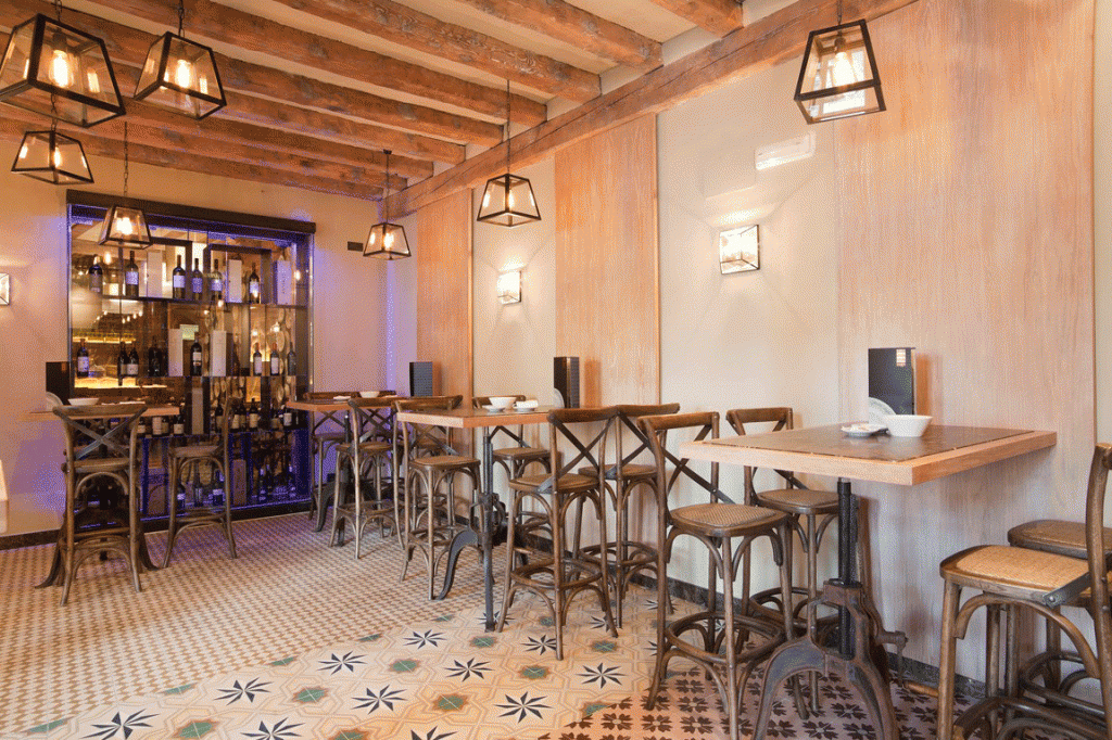 La zona de mess altas, para el tapeo, del nuevo restaurante Julián Duque. En el suelo destacan los mosaicos catalanes de estilo hidráulico