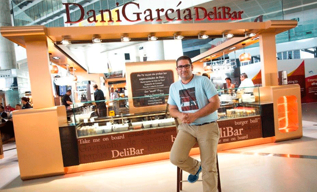 Dani García posa en su nuevo Deli Bar del aeropuerto de Málaga