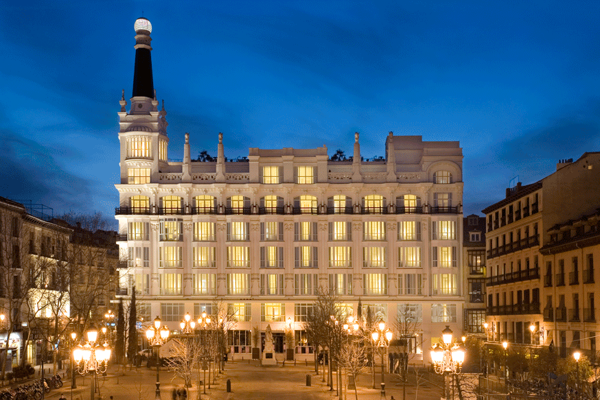 Fachada del hotel Me Madrid Reina Victoria, en la madrileña plaza de Santa Ana