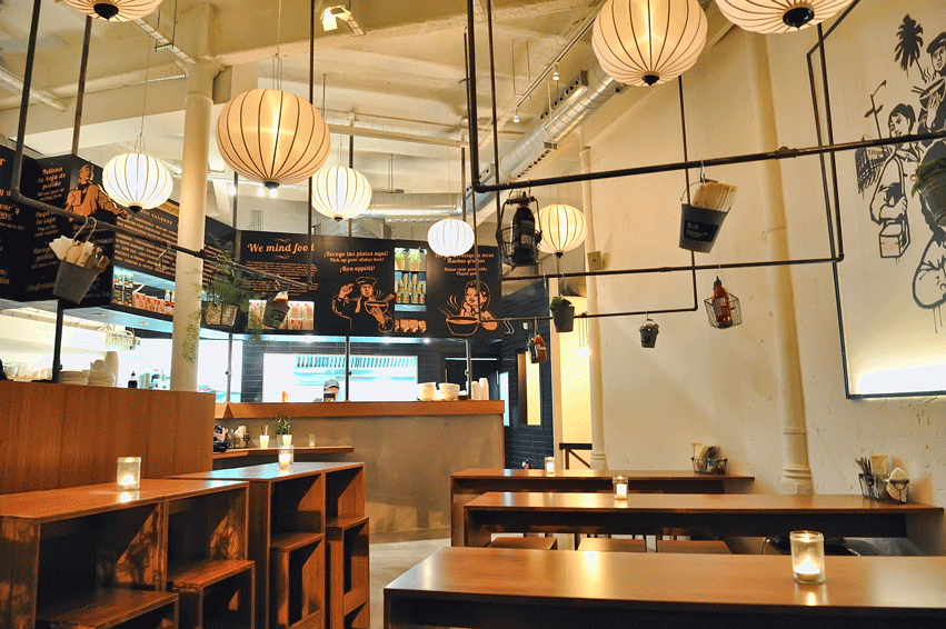 El interiorismo del restaurante, informal y sin complicaciones, está inspirado en los pequeños locales callejeros de Vietnam, donde se comparte mesa