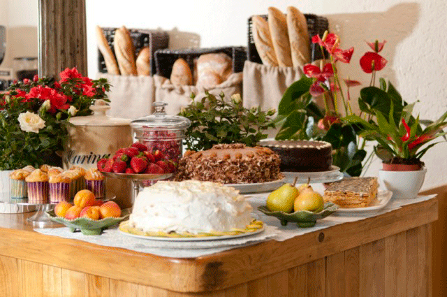 Tartas y panes hechos en casa, además de flores, se pueden adquirir en la barra, como si fuera un colmado