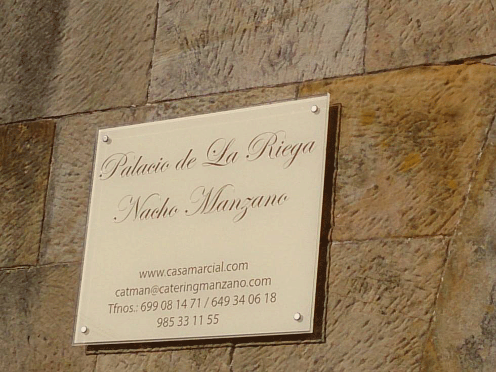 Placa de Nacho Manzano en el Palacio de Riega