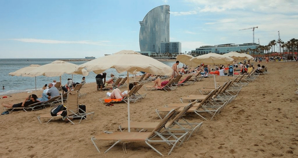 Tumbonas Elisa en una de las playas de Barcelona