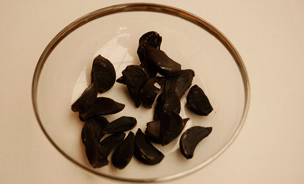 El ajo negro es un ajo originalmente morado, que adquiere este color tras un proceso natural de maduración