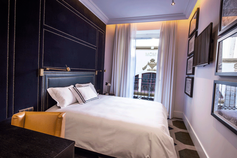 El cálido y elegante interiorismo de una de las habitaciones estándar del Only You Hotel. Es obra de Lázaro Rosa Violán