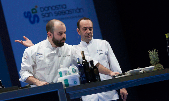 Profesionalhoreca, José Pizarro (derecha), durante su presentación, San Sebastián Gastronomika