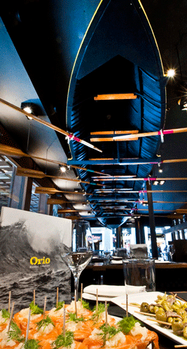 La trainera de 12 metros suspendida del techo caracteriza a los establecimientos Orio