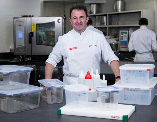 Martín Berasategui, rodeado en su cocina de herméticos Araven