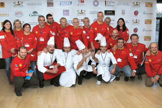Los cuatro chefs participantes en el campeonato de selección, rodeados de sus compañeros de "La Roja de la Cocina"
