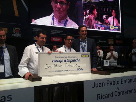 El ganador, Juan Pablo Emanuel, recoge su premio