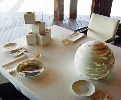 El azucarero formado por "terrones" con textura de azúcar, al fondo a la izquierda, y el espectacular "plato bola"