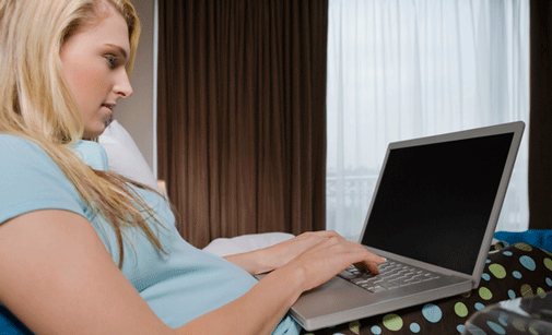 Chica conectada a un PC en un hotel