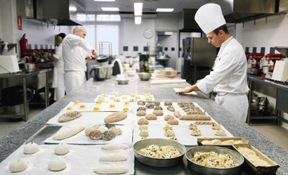 Cocineros elaborando pan