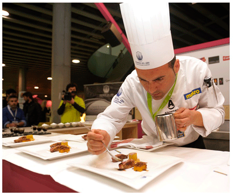 Joaquín Baeza, el ganador, concentrado en la preparación del menú