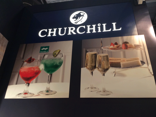 Cartel con copas de Vicrila, dentro del stand de Churchill en Hotelympia