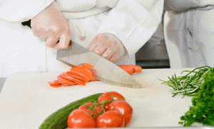 Cocinero cortando verduras