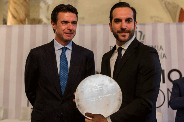 El ministro de Industria, Energía y Turismo, José Manuel Soria, junto a Mario Sandoval en la entrega del premio