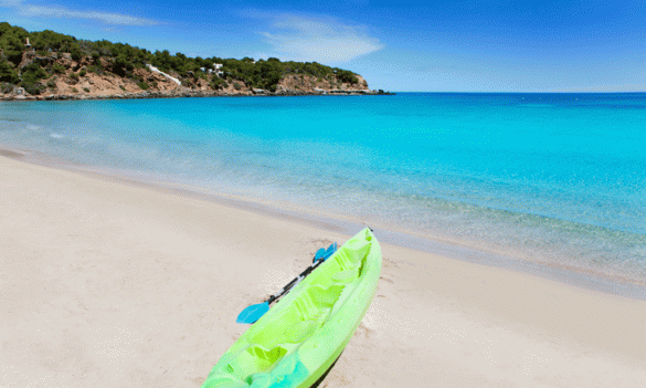 Canoa en una playa