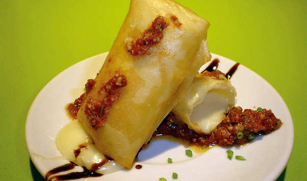 ‘Spring roll’ con queso Brie y pesto rojo de avellanas, de Tapapiés 2013