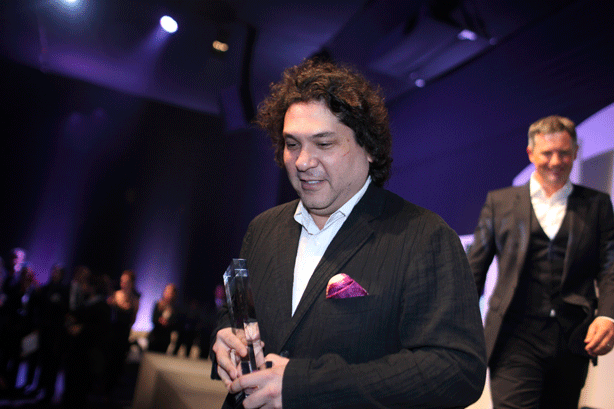 Gastón Acurio, muy emocionado al recibir el premio que otorgan los chefs