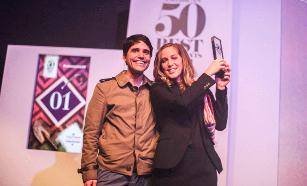 Virgilio Martínez y su mujer y compañera, Pía León, recogen el premio que acredita a Central como Mejor restaurante de Latinoamérica
