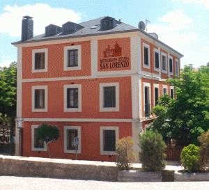El caserón que alberga El restaurante escuela San Lorenzo de El Escorial
