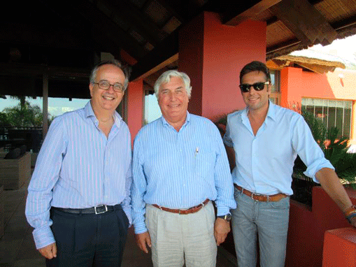 De izquierda a derecha, Simón Pedro Barceló, Willy B.M. Deceuninck y Laurenz Deceuninck, tras la firma del acuerdo.