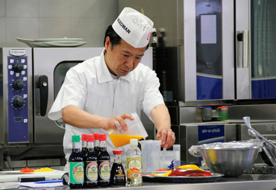 El chef japonés Hayamizu, cocinando con las salsas Kikkoman
