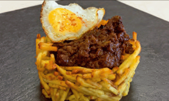 Nido de patata con morcilla y huevo frito