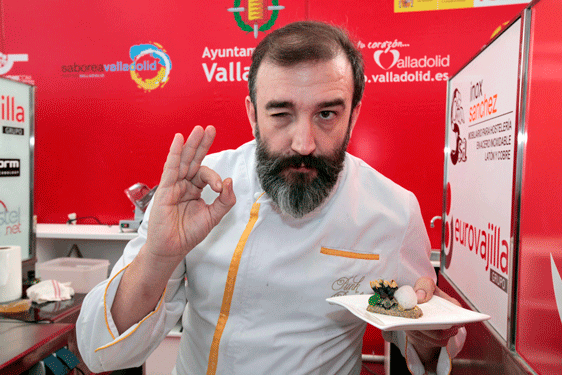 El cocinero vitoriano Iñaki Rodaballo, con su pincho ganador