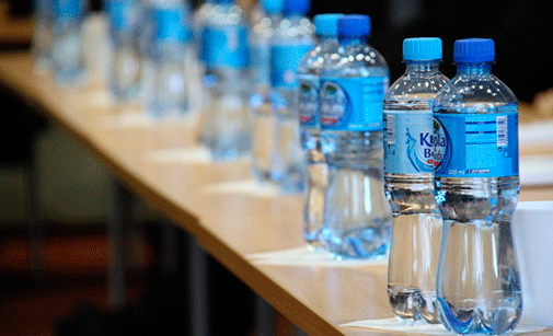 Botellas de agua mineral con etiquetas