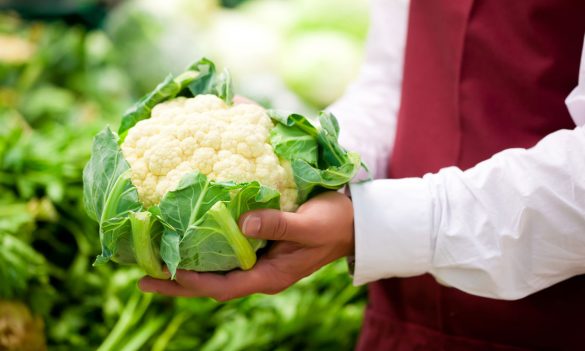 Profesional de un restaurante con una coliflor