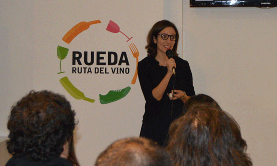 La gerente de la Ruta del Vino de Rueda, Ángeles Jiménez, en una reciente presentación en Bilbao