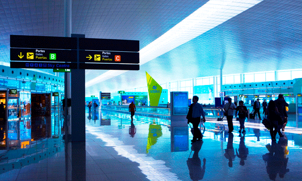 Viajeros en un aeropuerto
