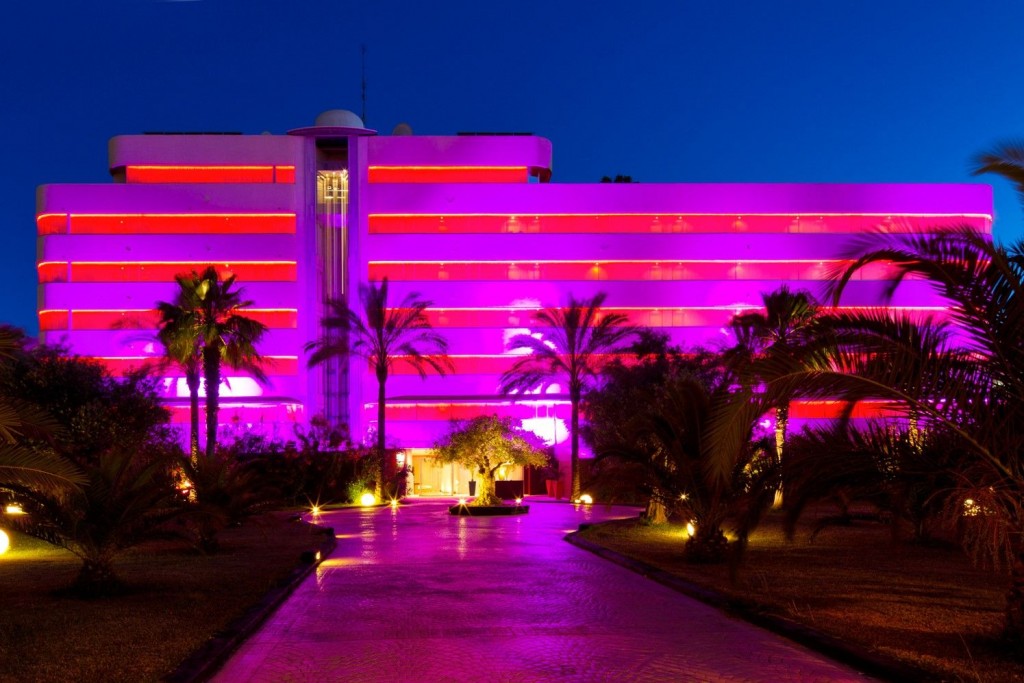La colorista fachada del hotel Pacha Ibiza