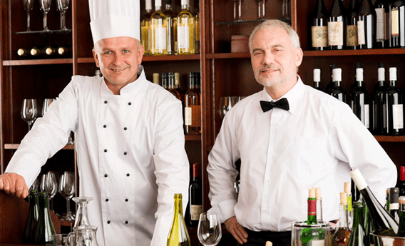 Un chef junto a un camarero