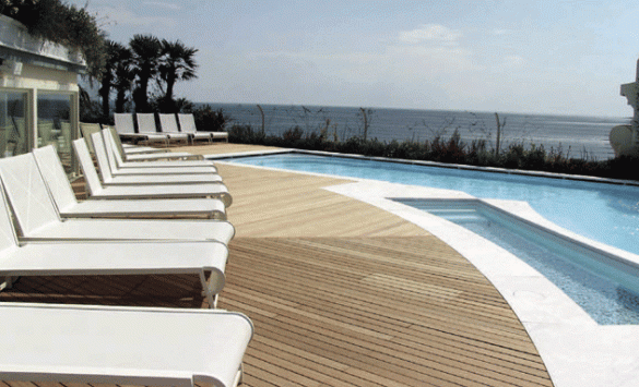 Tarima maciza Wood Deck: sin problemas al borde de la piscina