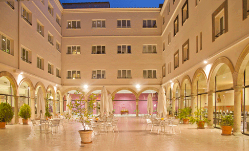 El patio-claustro del hotel TRH Ciudad de Baeza