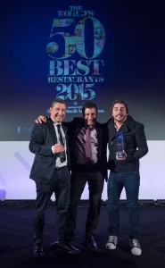 Los hermanos Roca reciben el premio que les acredita como nº 1. Foto ©The World’s 50 Best Restaurants 2015